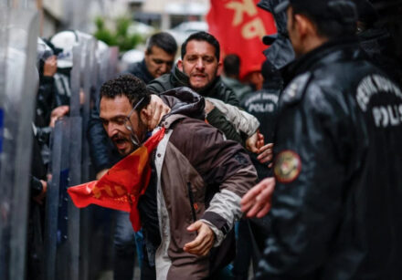 polícia turca detém dezenas de manifestantes