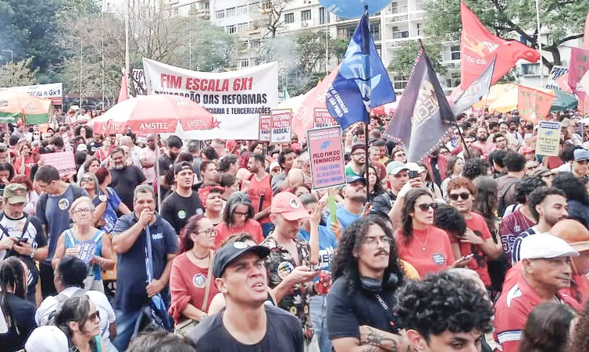 Manifestantes em SP exigem fim da escala 6×1 e combate ao feminicídio
