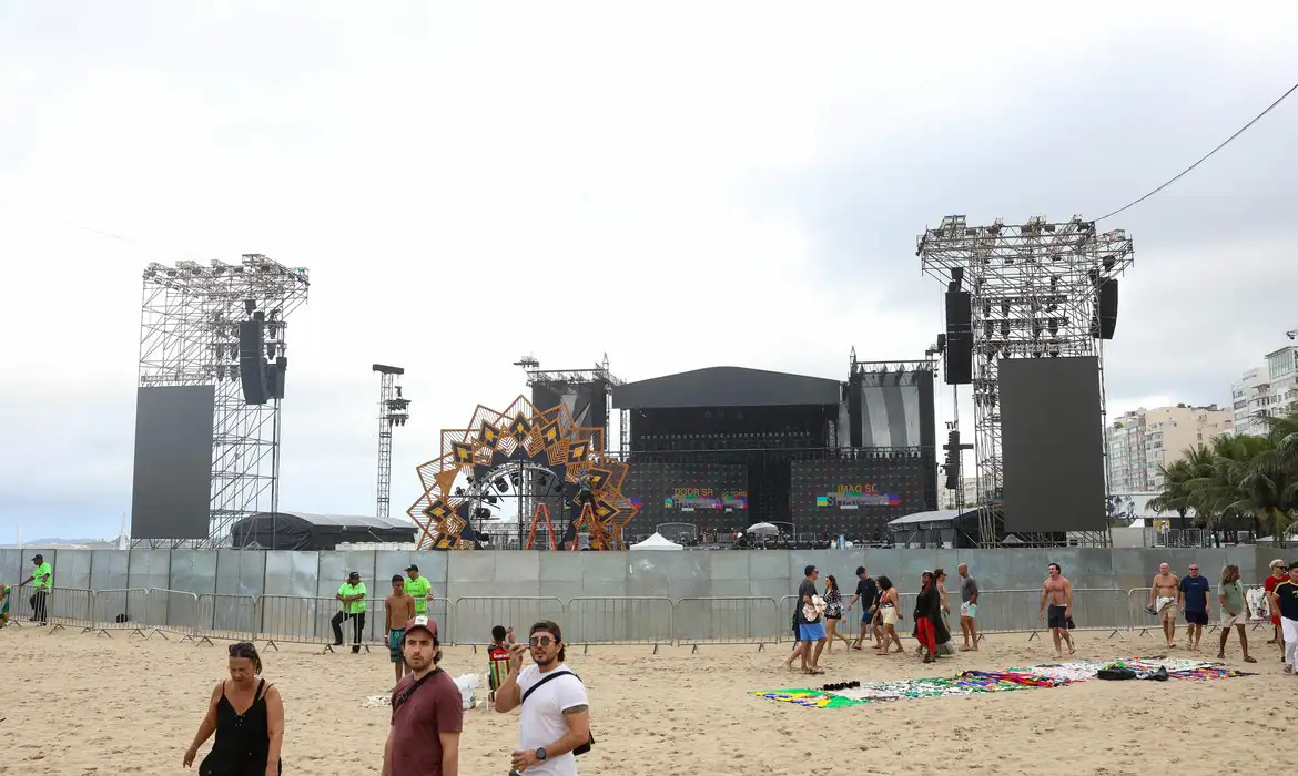 Bombeiros concluem vistoria final para show de Shakira em Copacabana