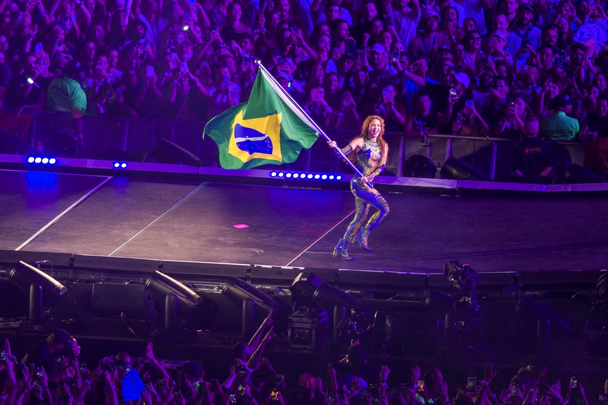 Shakira samba com bateria da Tijuca e canta com Ivete, Bethânia e ...