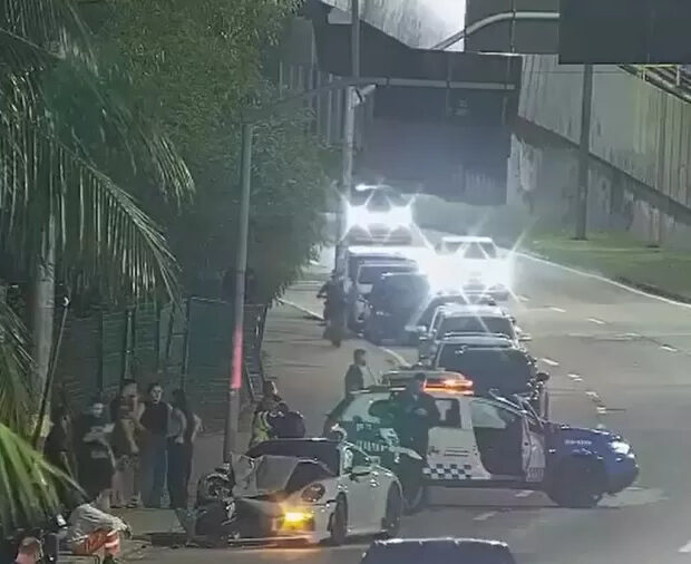 acidente com porsche na barra