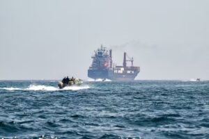 Embarcações passam pelo Estreito de Ormuz.