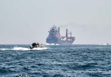 Embarcações passam pelo Estreito de Ormuz.