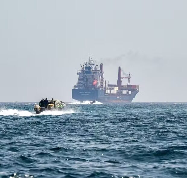Embarcações passam pelo Estreito de Ormuz.