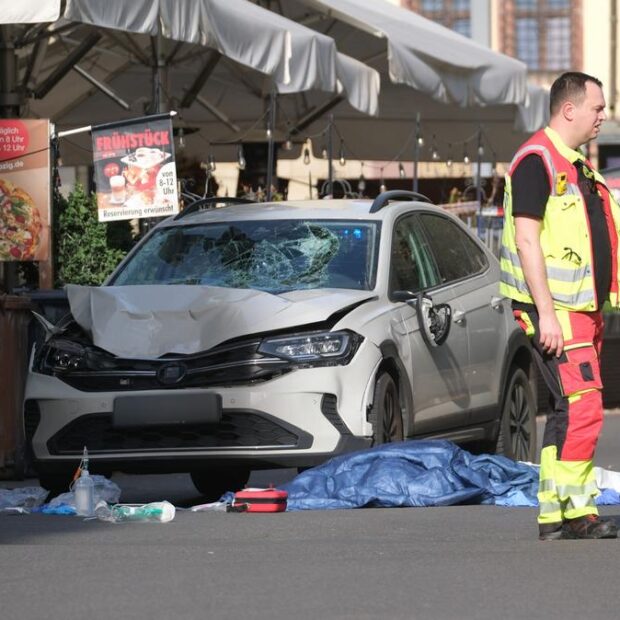 carro atropela multidão e mata dois no centro de leipzig