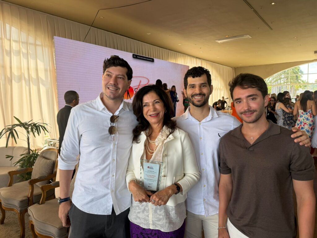 Advogada Vera Carla Silveira, homenageada, entre os filhos Ricardo, Frank e Eustáquio Filho
