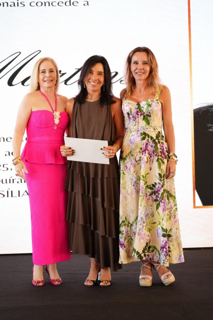 Eliane Martins recebe o certificado das anfitriãs Margarida Kalil e Carla Lobo