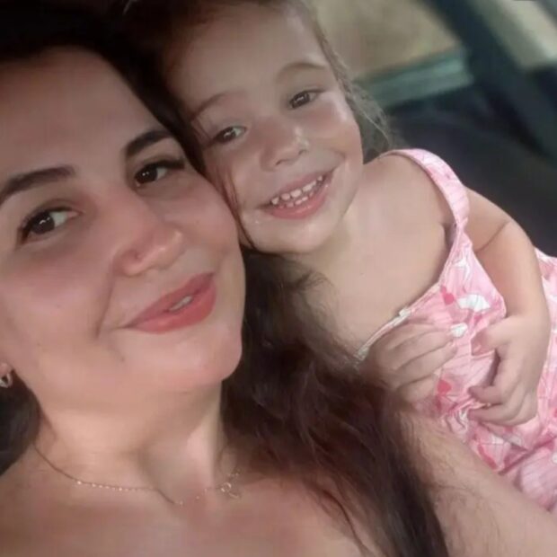 Mãe e filha achadas mortas em carro submerso