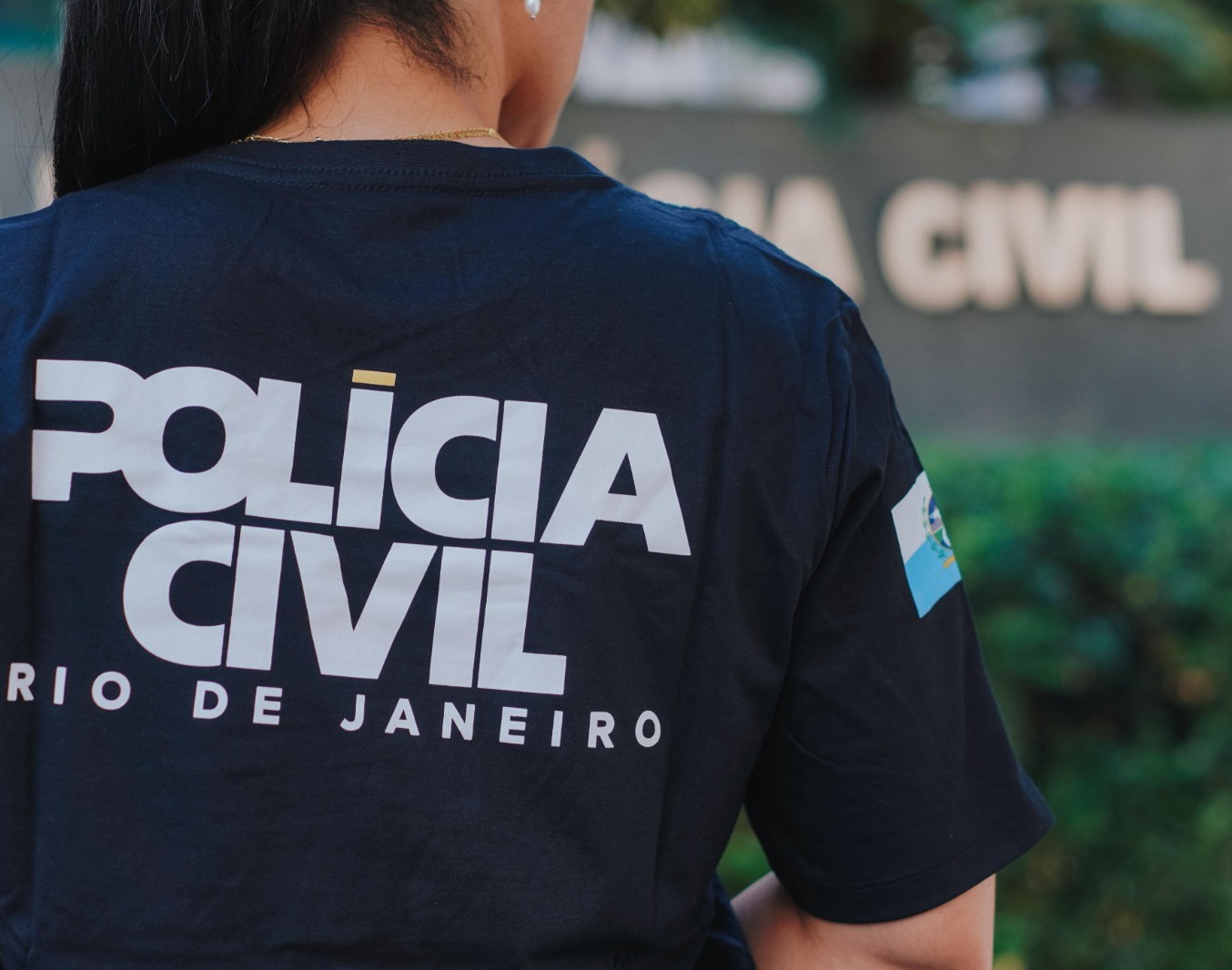 Polícia do RJ faz operação contra grupo do TCP suspeito de roubar celulares para fraudes bancárias