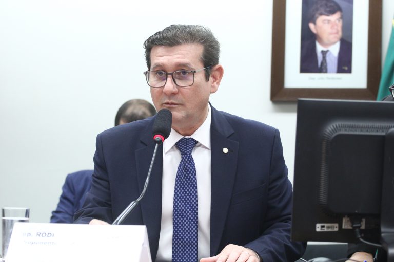Deputados e atiradores pressionam PF por soluções em transferências de armas