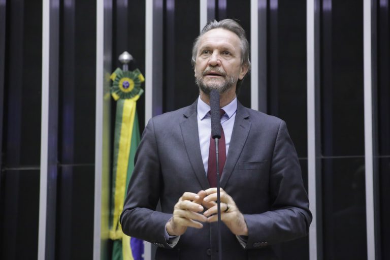 Líder do PT na Câmara dos Deputados comemora suspensão da Lei da Dosimetria por Moraes