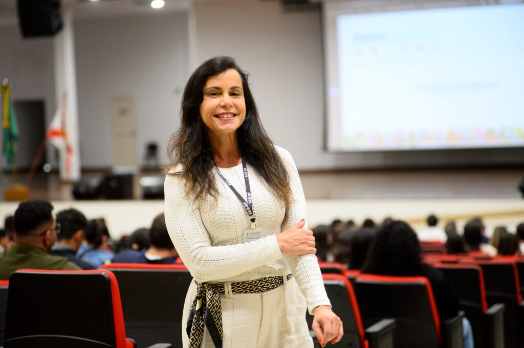 Recém-nomeada, a cirurgiã-dentista Carolina de Figueiredo  destacou a importância da experiência no SUS: “Você pode realmente ajudar, passar para as pessoas a importância da saúde, do autocuidado”. Foto: Matheus Oliveira/Agência Saúde DF