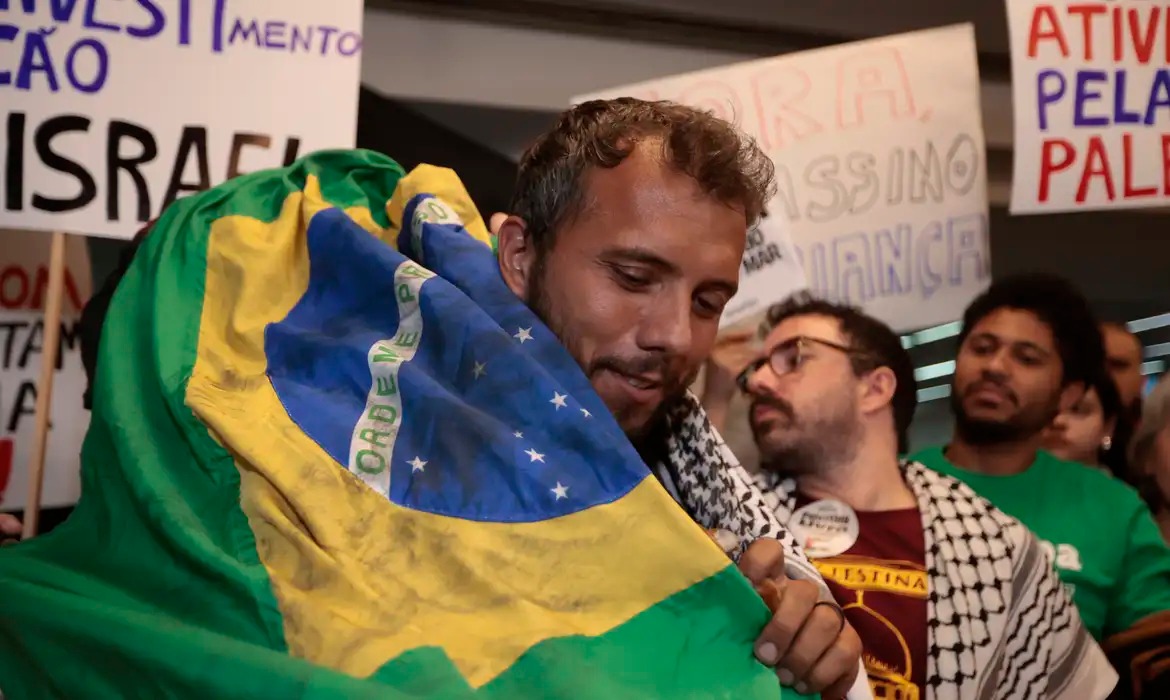 Mãe de ativista brasileiro preso em Israel morre aos 63 anos
