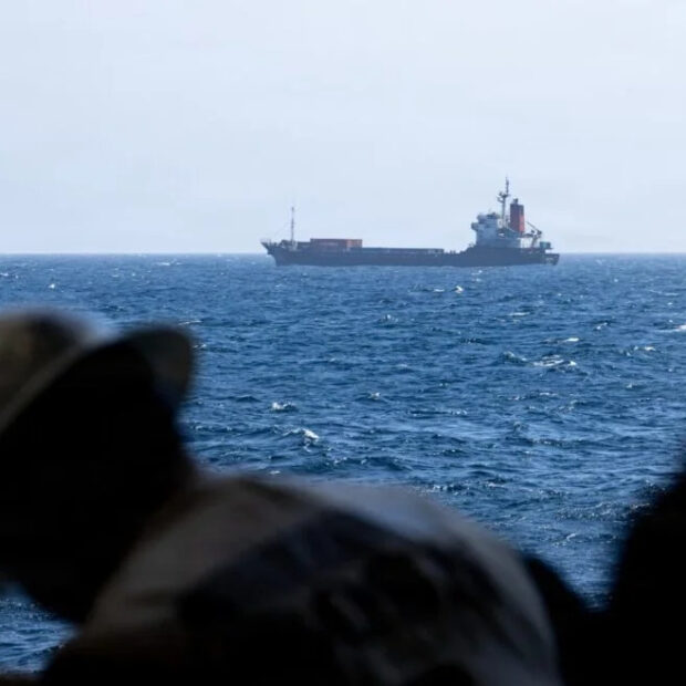 navio comercial suspeito de tentar transitar para o irã
