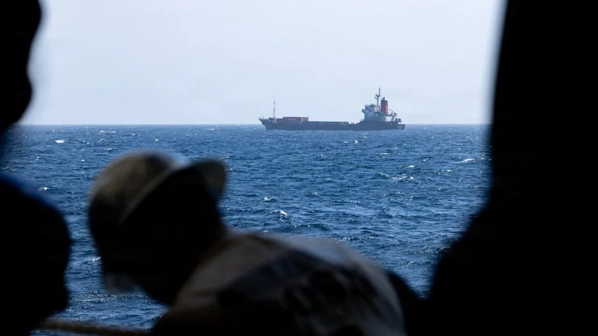 navio comercial suspeito de tentar transitar para o irã