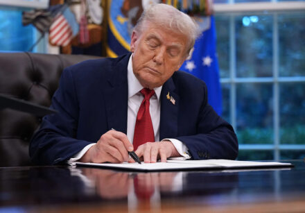 trump assinando