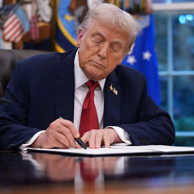 trump assinando