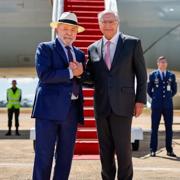 presidente Luiz Inácio Lula da Silva se despede do vice-presidente Geraldo Alckmin antes do embarque para Washington, nos Estados Unidos, na Base Aérea de Brasília — Foto: Ricardo Stuckert/Presidência da República