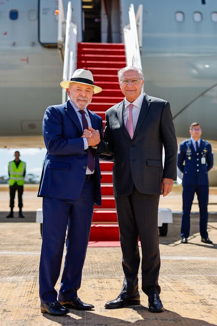 presidente Luiz Inácio Lula da Silva se despede do vice-presidente Geraldo Alckmin antes do embarque para Washington, nos Estados Unidos, na Base Aérea de Brasília — Foto: Ricardo Stuckert/Presidência da República