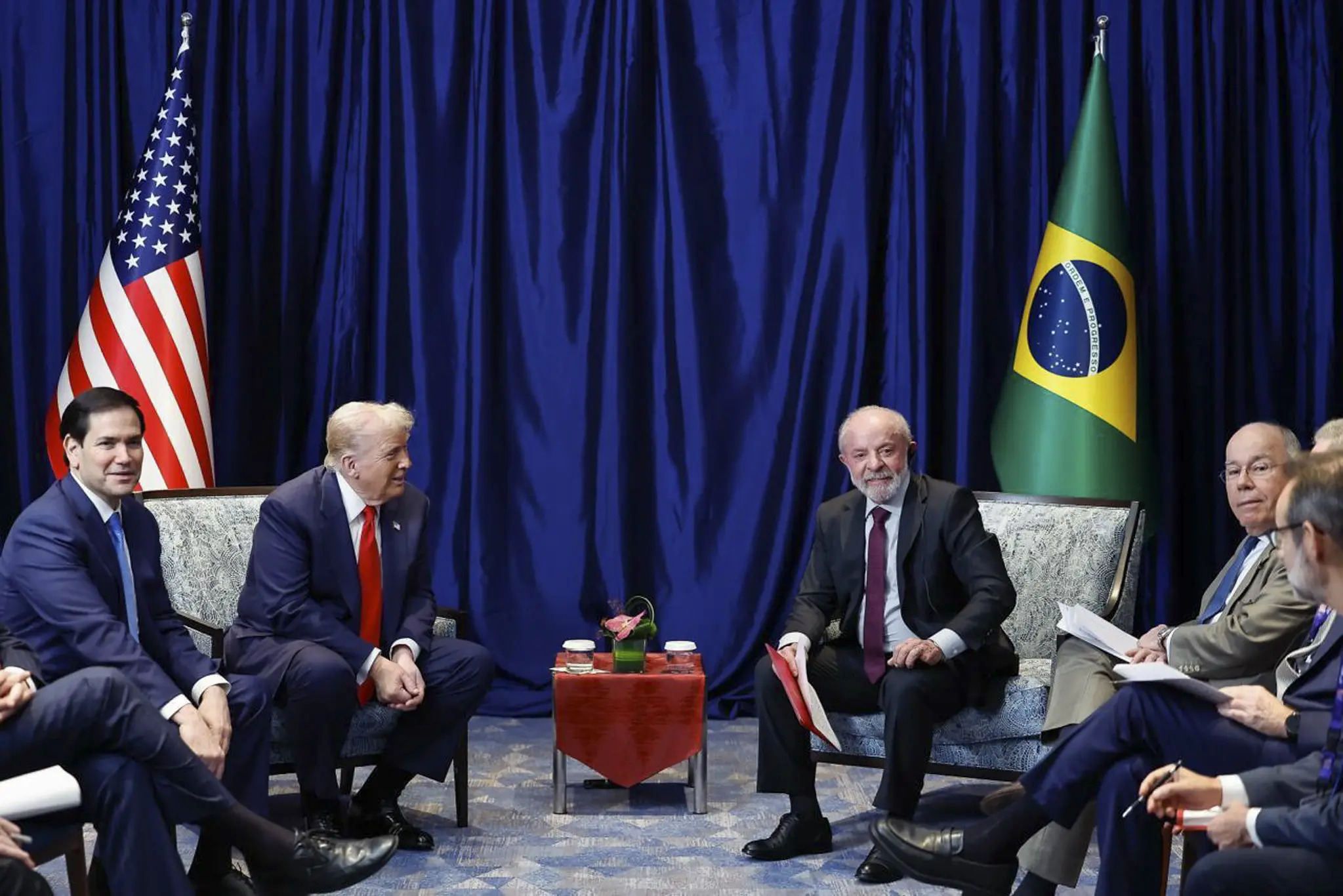 Lula conversa com Trump na Casa Branca, a portas fechadas, por mais de 1 hora