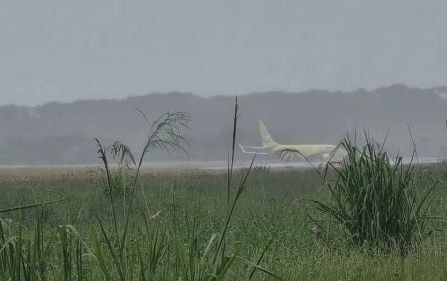 Avião cargueiro da Gol sai da pista após pouso em Salvador