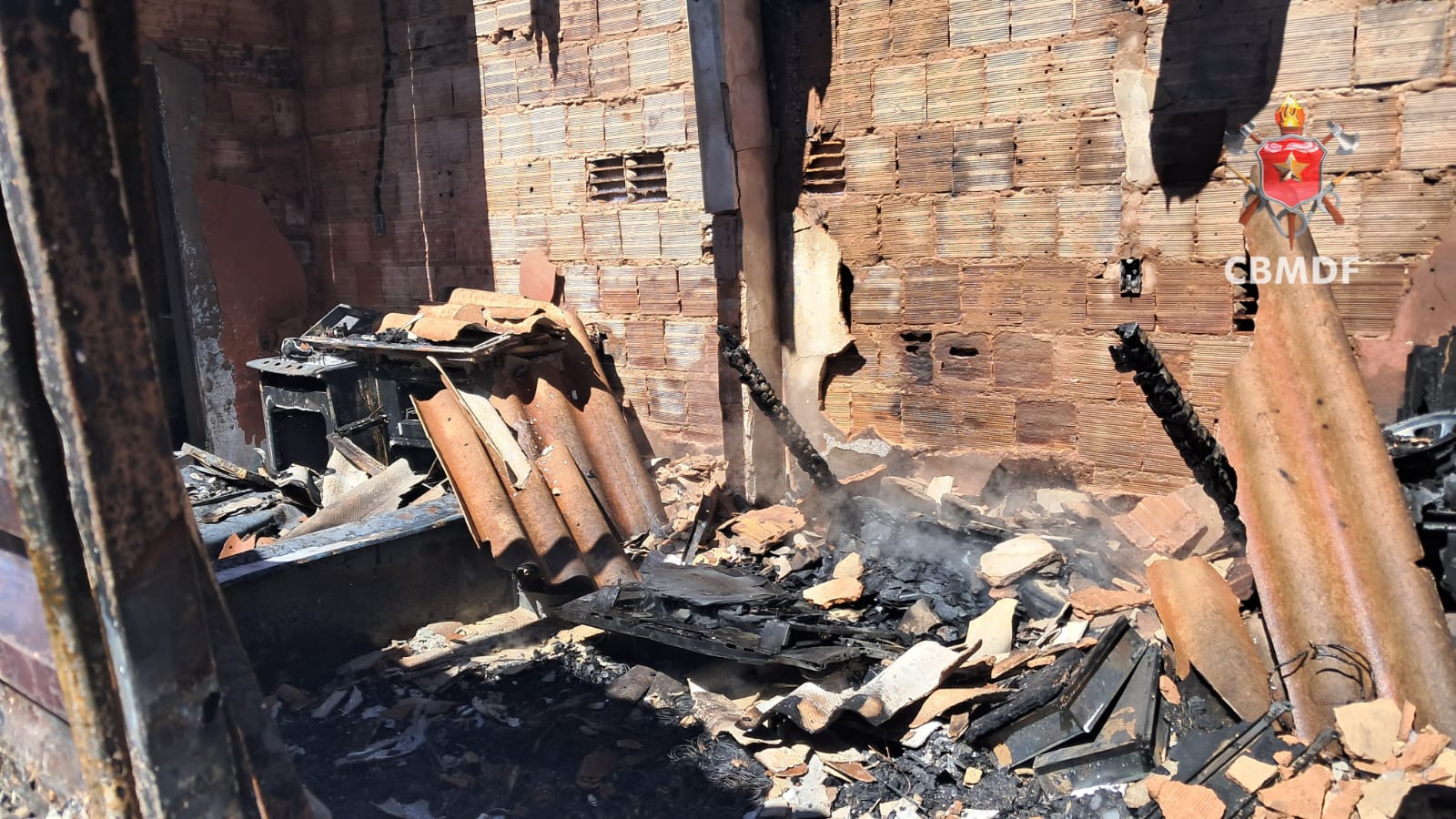 Incêndio atinge residência em Ceilândia e deixa morador ferido