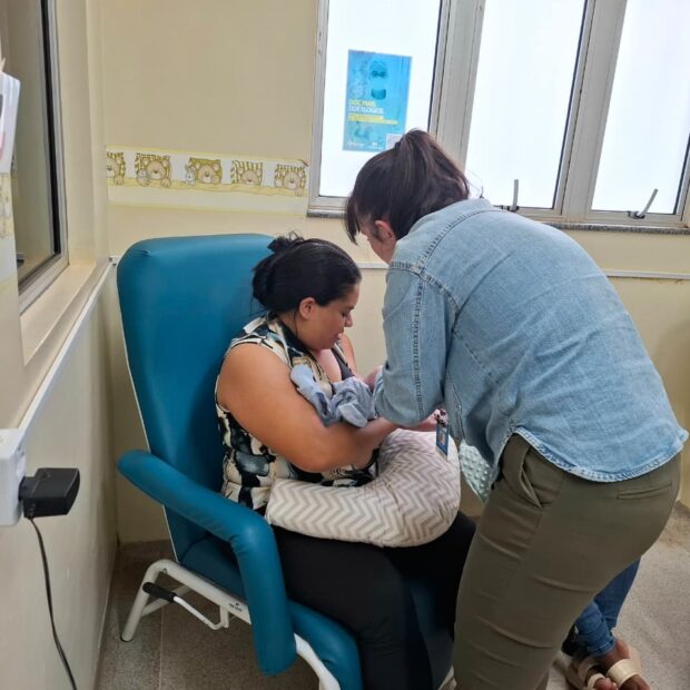 nairana sendo orientada pela pediatra lorena 2 (1)