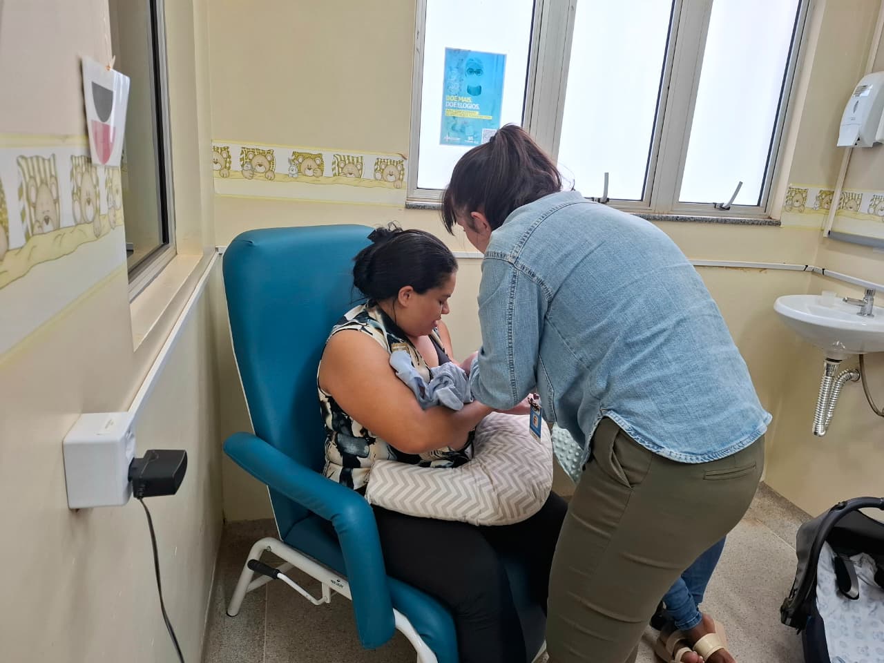 nairana sendo orientada pela pediatra lorena 2 (1)