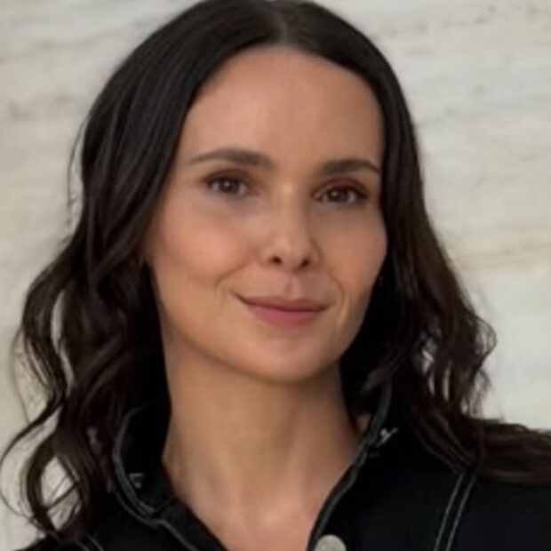 debora falabella celebra dois anos de sucesso com espetaculo prima