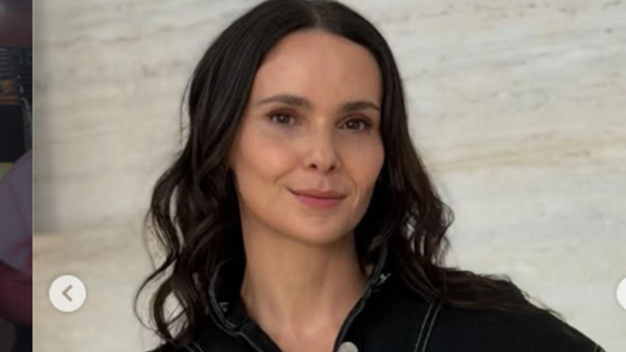 debora falabella celebra dois anos de sucesso com espetaculo prima