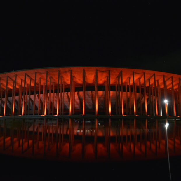 Arena Mané Garrincha pelo Maio Laranja