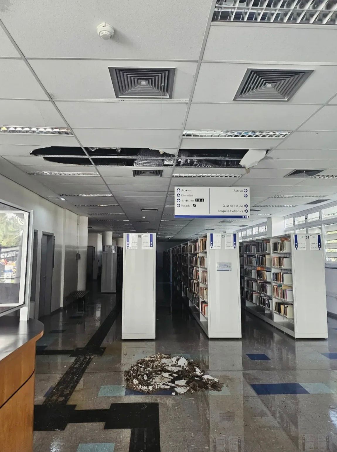 teto da biblioteca da USP desaba