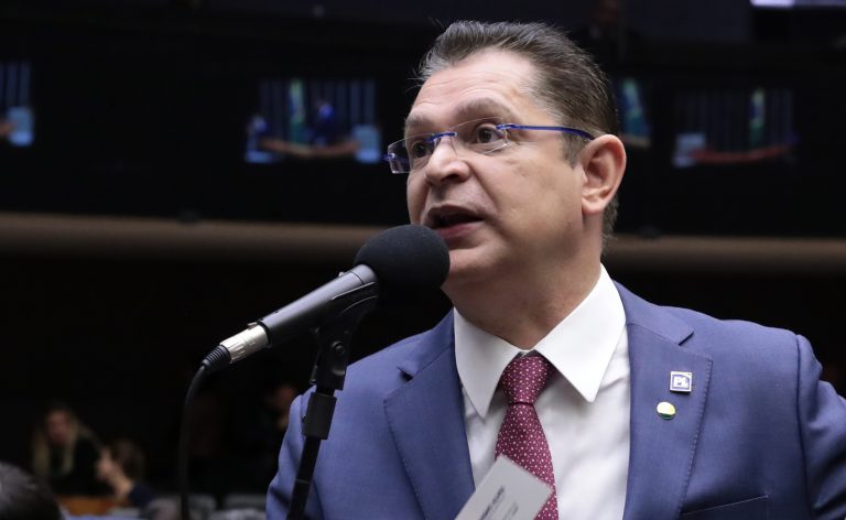 Oposição começa a coletar assinaturas de PEC para anistiar presos do 8 de Janeiro