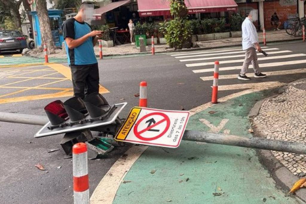poste cai sobre pedestre em copacabana