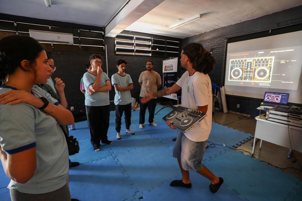 Projeto LAB Renato Russo oferece oficinas de música e IA a jovens do DF