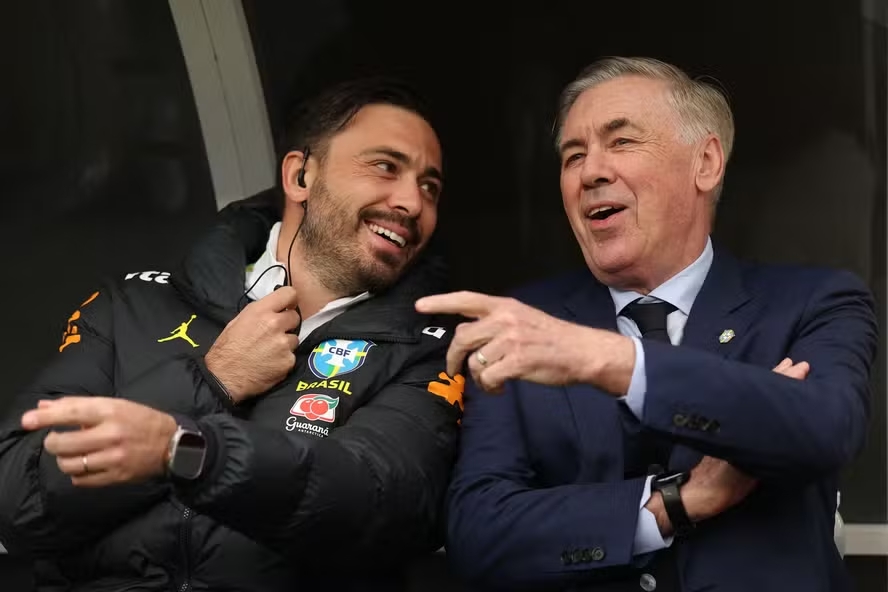 Davide e Carlo Ancelotti durante amistoso entre Brasil e França, no último dia 27 — Foto: Maddie Meyer/Getty Images/AFP