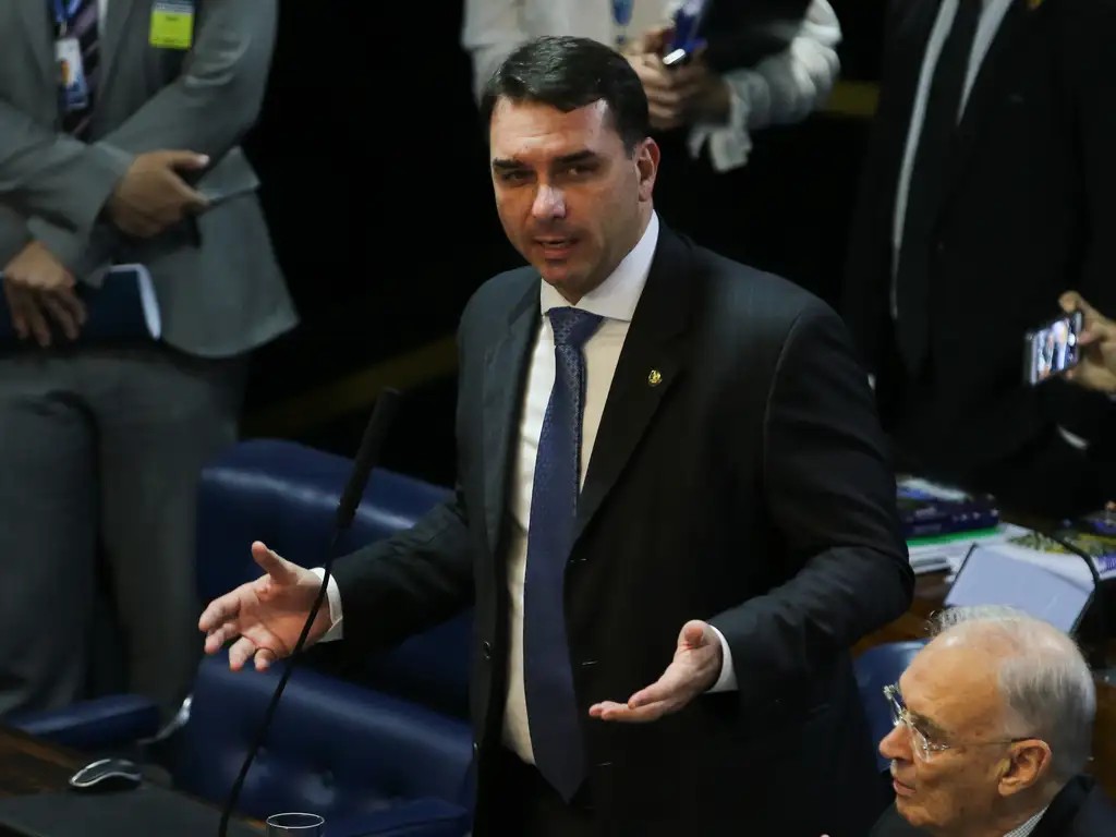 Produtora e Mário Frias dizem que Vorcaro não deu dinheiro para filme e contradizem Flávio