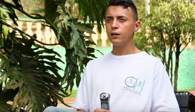 jovem que teve testa tatuada à força