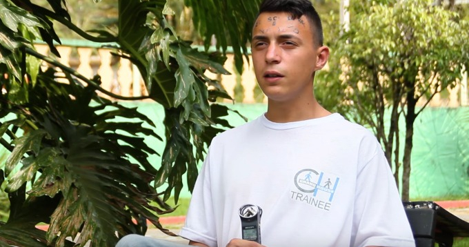 jovem que teve testa tatuada à força