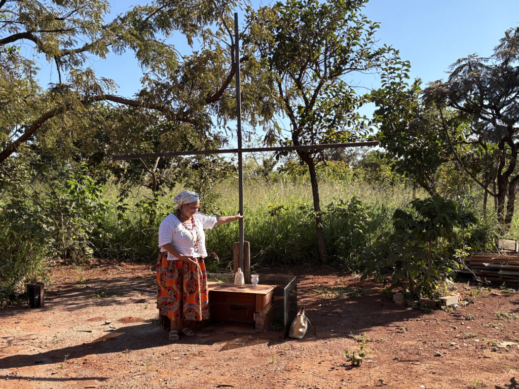 Josania posa ao lado de objetos religiosos no terreno onde, hoje, funciona a Casa de Cultura África. Foto: Olavo David/Jornal de Brasília