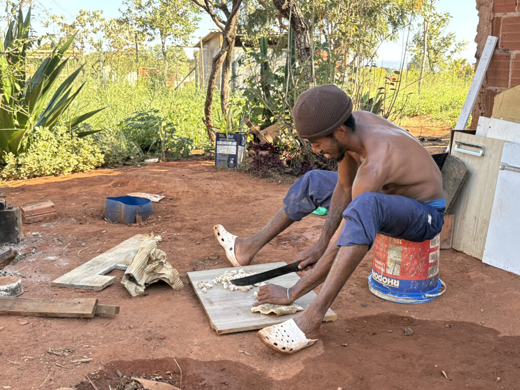 Filho de santo de Josania, o "MC Favelinha", como pediu para ser identificado, realiza trabalhos cotidianos do terreiro. Foto: Olavo David/Jornal de Brasília