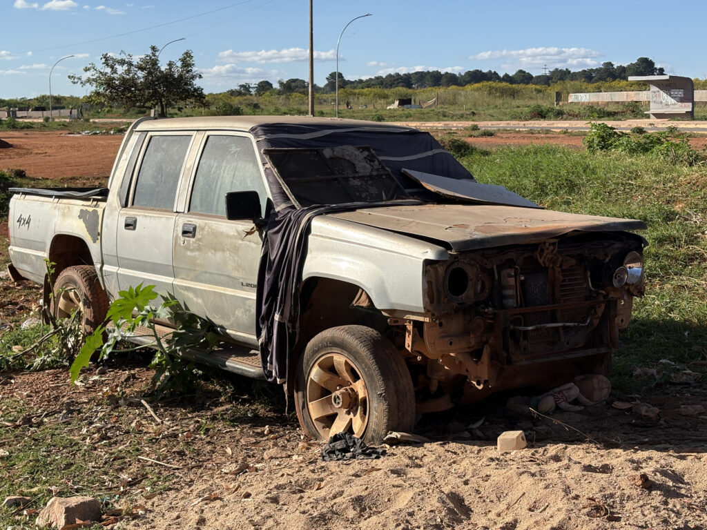 Caminhonete que supostamente foi incendiada após o início da contenda pelo terreno. Foto: Olavo David/Jornal de Brasília