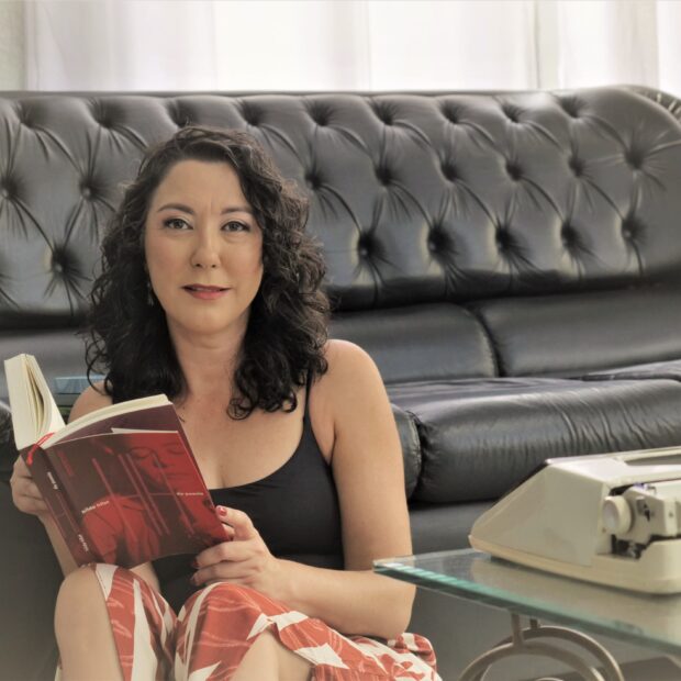 Escritora Lia d'Assis lança o potente romance “Arqueologia das dores” Lia d’Assis mergulha na alma humana para revelar traumas conjugais e denúncias sociais em sua nova obra literária