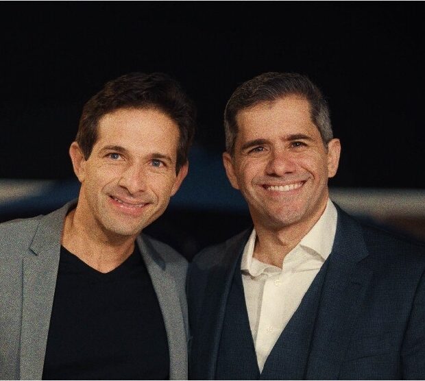 Irmãos Carvalho: aprender rápido é o segredo do crescimento exponencial Como o acesso ao conhecimento certo e mentores estratégicos transformaram dois imigrantes brasileiros em donos de empresas multimilionárias