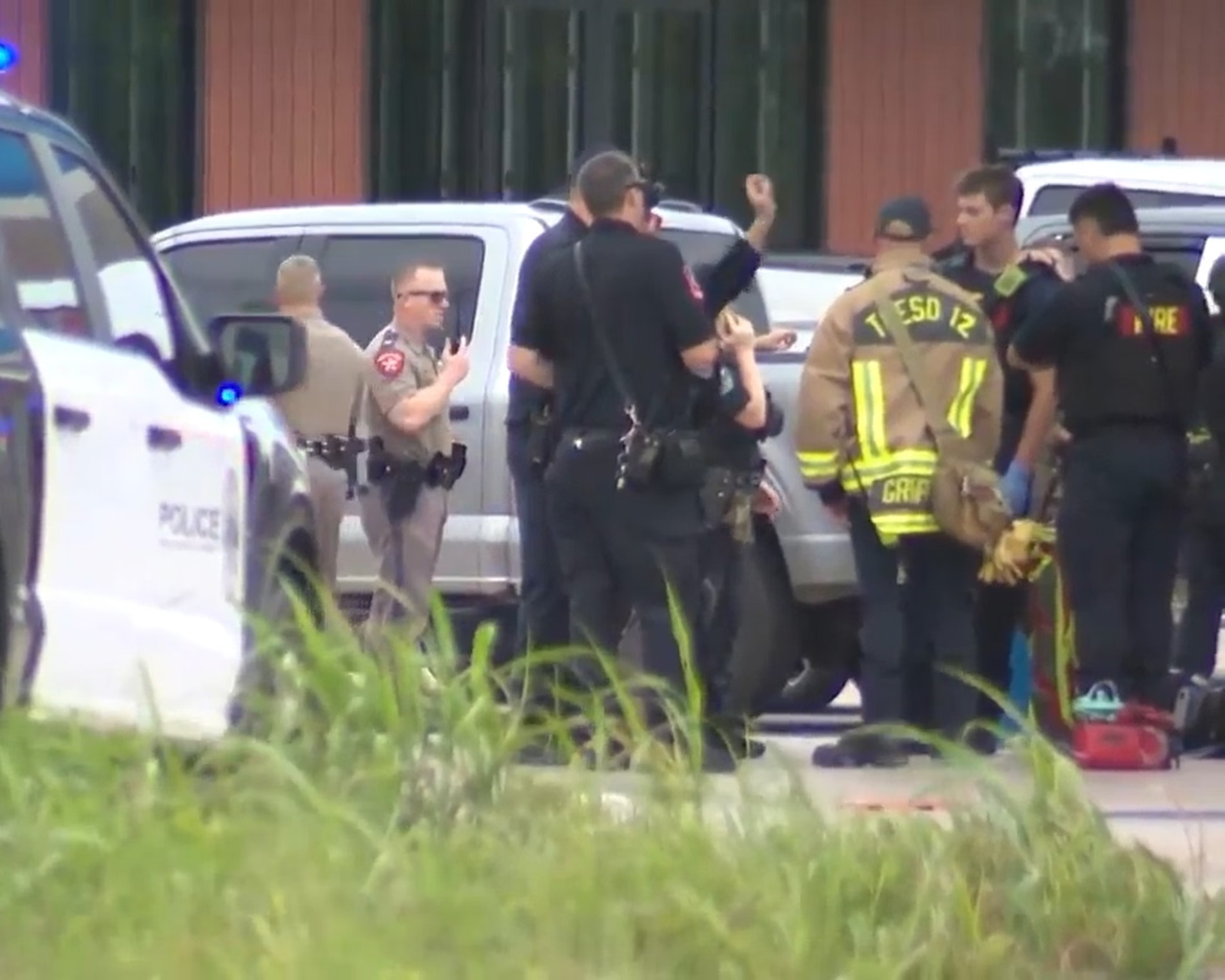 três jovens são detidos após ataques a tiros no texas