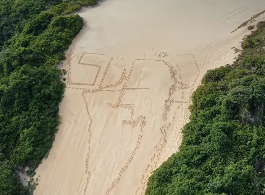 Sigla de facção criminosa é escrita na areia do Morro do Careca, cartão-postal de Natal