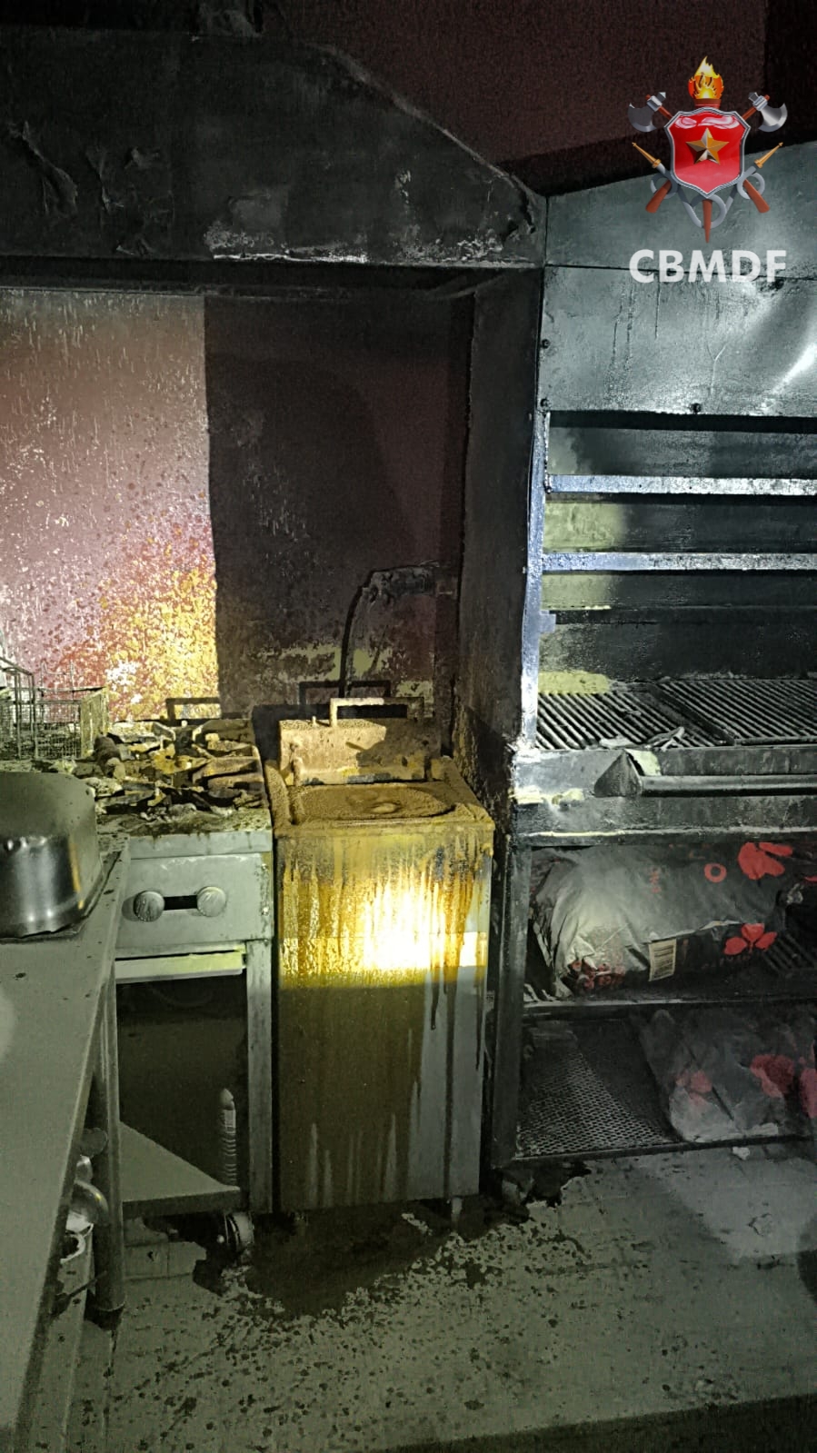 Incêndio em restaurante mobiliza bombeiros na Asa Sul durante a madrugada