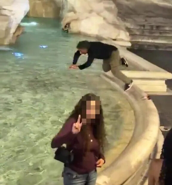 turista é detido e multado por mergulhar na fontana di trevi