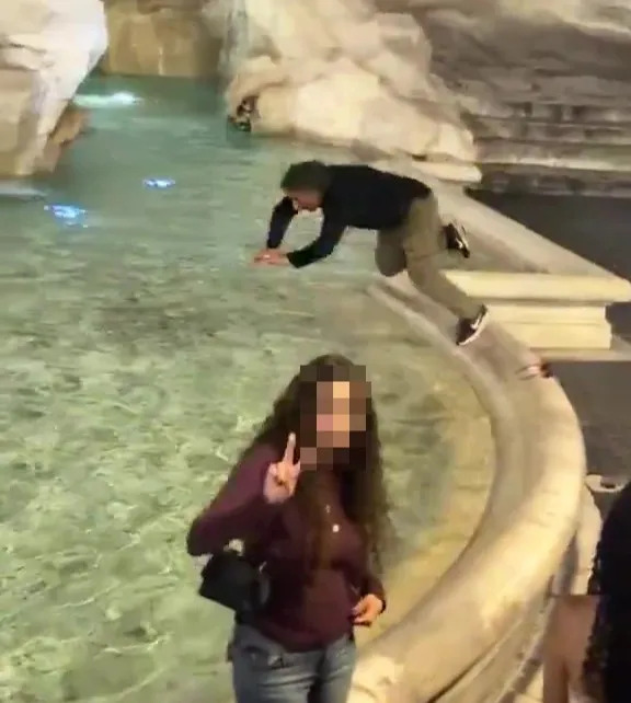 turista é detido e multado por mergulhar na fontana di trevi