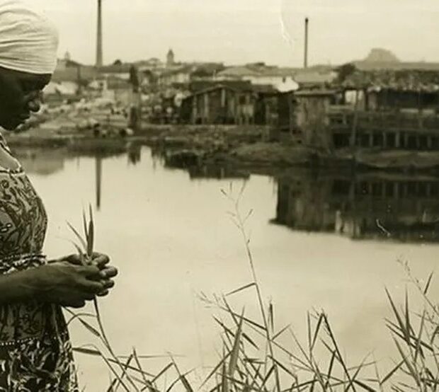 Carolina Maria de Jesus na favela do Canindé, às margens do rio Tietê, em 1958 — Foto: Divulgação